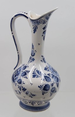Auktion 366<br>Henkelkrug, Pyramide Delft, Stand leider bestossen, ca. H-30cm [1]
