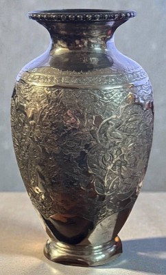 Auktion 366<br>Silbervase, arabisch gepunzt und verziert, Stand etwas verdellt, 198 gr., H-13,5 cm [1]