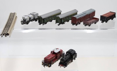 Auktion 366<br>kl. Konvolut, H0, 6x div. Waggons, 2x Lokomotiven 