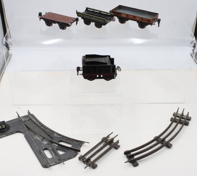 Auktion 366<br>Tender, 3 Waggons und 3 Schienen, älter, Spur 0, Gebrauchsspuren [1]