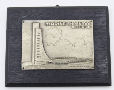 Auktion 366<br>kl. Reliefplatte, Marine Ehrenmahl Kiel Laboe, um 1930/40, ca. 10 x 13cm [1]