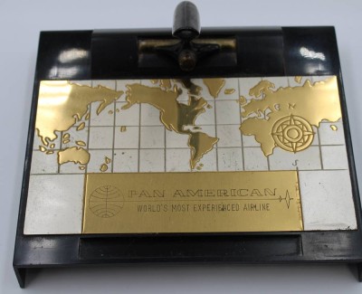 Auktion 366<br>Notiz-Papierhalter, älter, Pan-Am, ca. 15,5  x 13,5 x 7,5cm [1]