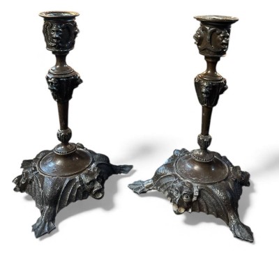 Auktion 366<br>Paar Bronzeleuchter, umlaufend Fratzen, H-19 cm [1]