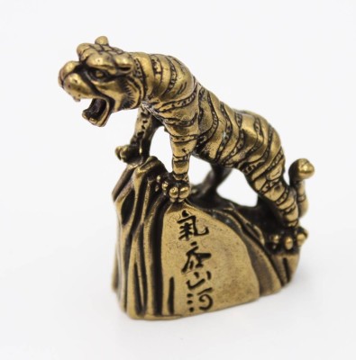 Auktion 369<br>Messing-Figur, Tiger auf Fels, chin. beschriftet, ca. H-5cm [1]