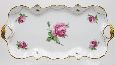 Auktion 366<br>schöne Tablett von Alboth & Kaiser , Rosenbemalung, Goldstaffage, ca. 40 x 20cm [1]