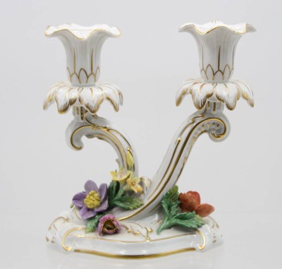 Auktion 366<br>2flammiger Leuchter, Dresden, aufgesetzte Blüten diese mit kl. Chips, ca. H-17,5cm [1]