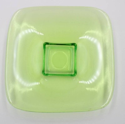 Auktion 366<br>Kunstglasschale, grünes Glas, H-4,5cm B-22cm [1]