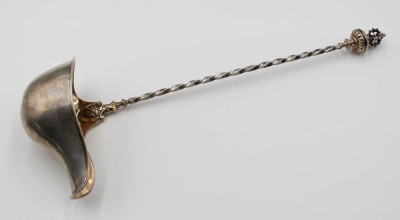 Auktion 366<br>Bowlenkelle um 1900, Silber (gepr.), an Laffe gerissen, ca. 111gr., ca. L-33gr., [1]