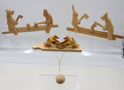 Auktion 366<br>3x div. russische Holz-Spiele, Bären, Hasen Vögel, 1x bemalt, ca. H-11cm B-24cm [1]