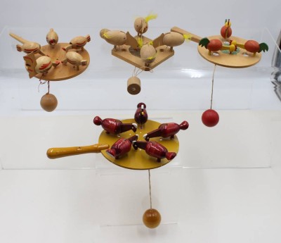 Auktion 366<br>4x russisch. Holzspiele, Pickvögel, teilw. bemalt, ca. D-15cm [1]