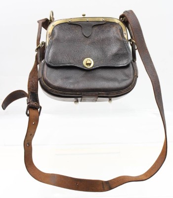 Auktion 366<br>Vintage-Ledertasche, Alters-u. Gebrauchsspuren, ohne Schlüssel, ca. 20 x 22cm [1]