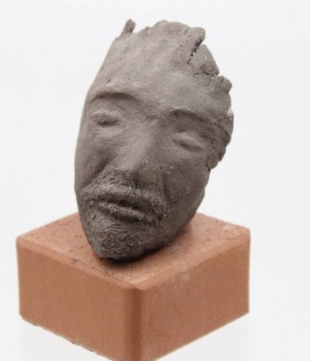 Auktion 366<br>Kunstobjekt, Männerkopf auf Stein, braunes Steinzeug, monogrammiert 