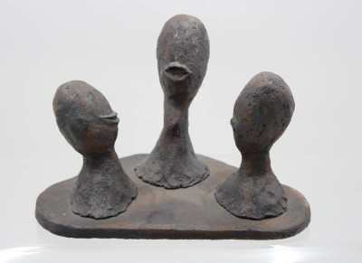 Auktion 366<br>Kunstobjekt, 3 Köpfe, braunes Steinzeug, monogrammiert 