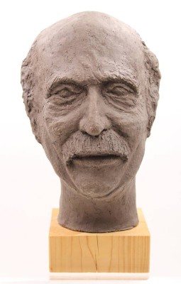 Auktion 366<br>Herrenbüste auf Holzsockel, braunes Steinzeug, monogrammiert 