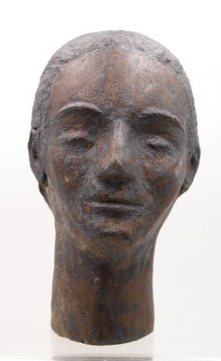 Auktion 366<br>Kopf eines jungen Mädchens, Steinzeug, unsigniert, ca. H-29cm [1]