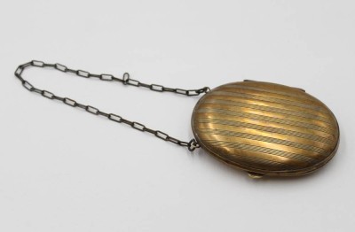 Auktion 366<br>antikes Damen-Accessoire, in Form eines Medaillons, Messing, 9 x 6cm [1]