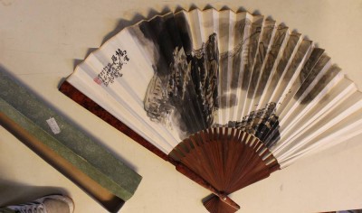 Auktion 366<br>gr. dekorativer Fächer, China, in orig. Karton, L-70cm [1]