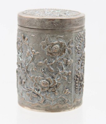 Auktion 366<br>aufwendig reliefierte Zierdose, Vietnam, wohl Kupfer versilbert, leicht berieben ca. H-9,5cm [1]