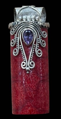 Auktion 366<br>Anhänger mit Silbermontur, rot marmorierter Stein und  lila facetiterter. Stein, H-ca. 4,5 cm,, [1]