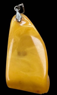 Auktion 366<br>grosser, gelber Bernstein-Anhänger, H-6  cm, B-3 cm, [1]