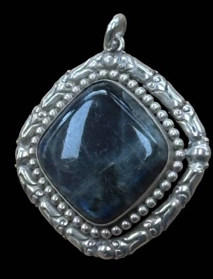 Auktion 366<br>Silber-800- Anhänger mit blauen Stein, ca. 3x3 cm, 13,6 gr [1]