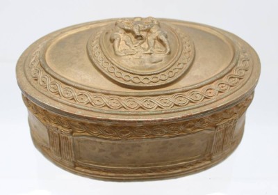 Auktion 366<br>ovale Zierdose, goldfarben, wohl Italien, Deckel mit Putidarstellung, ca. H-10cm B-21cm T-15cm [1]