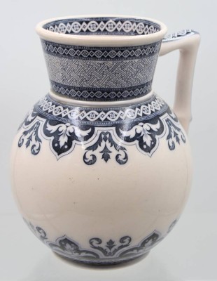 Auktion 366<br>gr. Waschkrug, Villeroy und Boch, um 1880, Louise, ca. H-28cm [1]