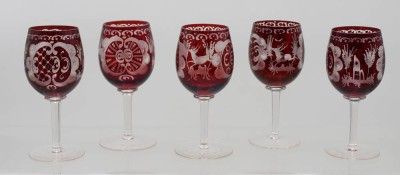 Auktion 366<br>5x Weingläser, rot überfangen, Barockschliff, ca. H-14,5cm [1]
