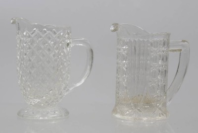 Auktion 366<br>2x ältere Sahnekännchen, Pressglas, ca. H-11cm [1]