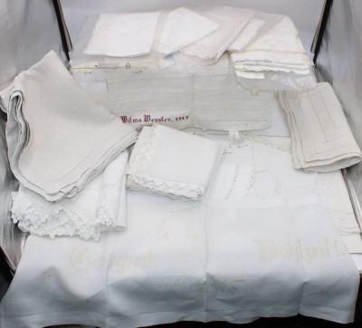 Auktion 366<br>Konvolut altes Leinen, teilw. bestickt, 1x datiert 1915 [1]