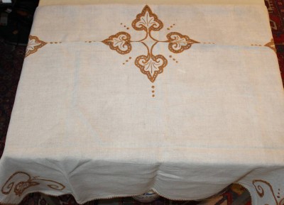 Auktion 366<br>alte bestickte Tischdecke, Leinen, ca. 110 x 140cm [1]