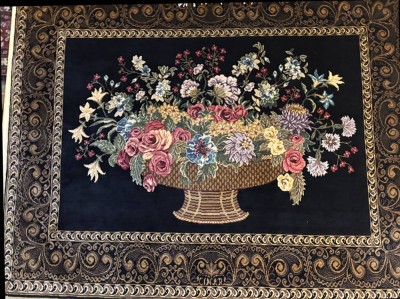 Auktion 370<br>Seide Wandteppich mit Blumenkorb 