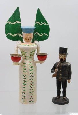 Auktion 366<br>2 Teile Erzgebirge, gr. Engel und antiker Räuchermann dieser wohl Werkstatt Füchtner Seiffen, um 1930, ca. H-30cm und H-18cm, je mit Altersspuren, Engel mit Klebestelle [1]