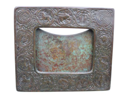 Auktion 366<br>Bilderrahmen im Zodiac-Muster von Tiffany Studios, Bronze, um 1920, RG 18 x 21cm, MG 10 x 13cm [1]