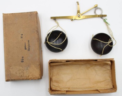 Auktion 366<br>ältere Feinwaage in Schachtel, div. Eichpunzen [1]