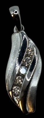 Auktion 366<br>kl. Anhänger, Platin 950 mit 5 Brillanten, 3,07 gr, L-2,5 cm [1]