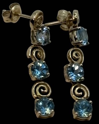 Auktion 366<br>Paar  lange Ohrhänger, GG-375- mit Blautopasen, L-ca. 3,2 cm, 3,4 gr. [1]