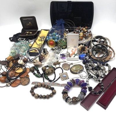 Auktion 366<br>Karton voller Modeschmuck, event. einige Silberkettchen dabei [1]