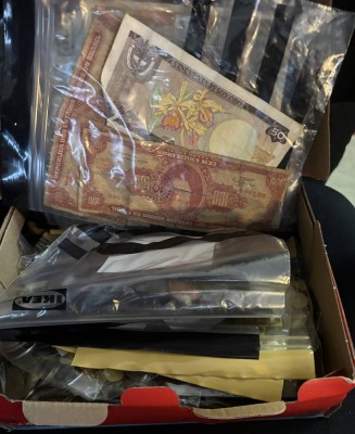 Auktion 366<br>Schuhkarton voller Reisemünzen eines Kapitäns, einige Banknoten anbei, sortiert tw. nach Ländern, zus. 4,6 kg [1]