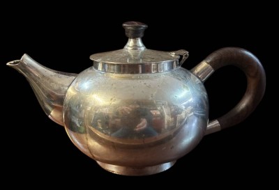 Auktion 366<br>massive versilberte Teekanne, H-15 cm, L-25 cm, 843 gr. [1]