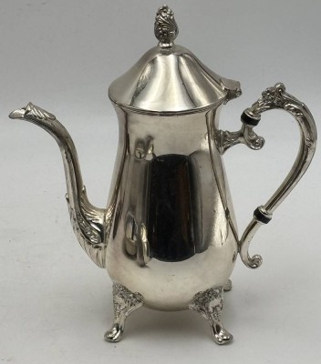 Auktion 366<br>plated Kaffeekanne auf drei Füsschen, 975 gr., H-26  cm [1]