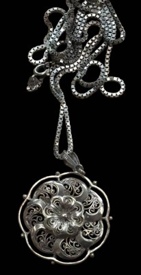 Auktion 366<br>Silberkette mit gr. Anhäger, S-835