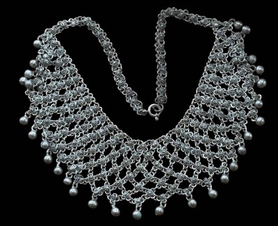 Auktion 366<br>2x Colliers, 1x versilbert, 1x vergoldet (Gesichtsabdeckung??) [1]