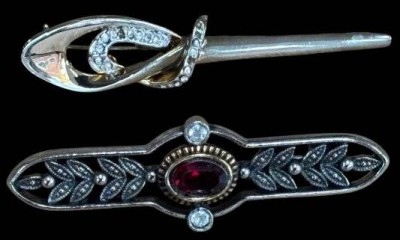 Auktion 366<br>lange Pierre Lang Nadel und versilberte Art Deco Nadel, bei Lang-Nadel fehlen 4 kl. Steinchen, L-8 und 5 cm [1]