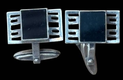 Auktion 372<br>Paar Silber-835- Manchettenknöpfe mit Onyxplatte, zus. 9,5 gr., 1x Steg lose [1]