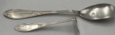 Auktion 366<br>kl. Löffel und Breischieber, Silber-800-, Monogramm, zusammen 49 gr [1]