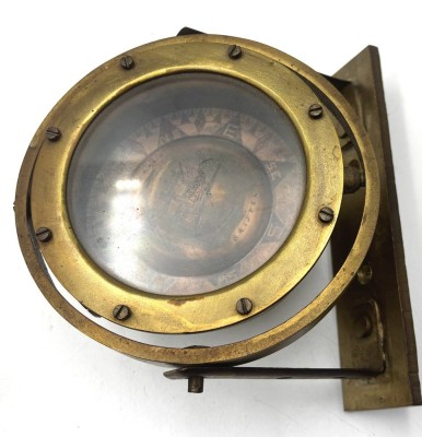 Auktion 366<br>kardanisch aufgehängter Messing-Kompass, W.F.Frice, Bristol, D-13 cm, B-Halter 18 cm [1]