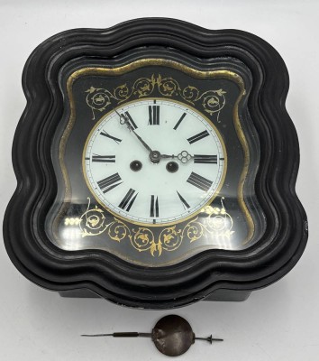 Auktion 366<br>Schwarzwälder Rahmenuhr mit Hinterglaszifferblatt, 37x32 cm, Werk nicht geprüft [1]