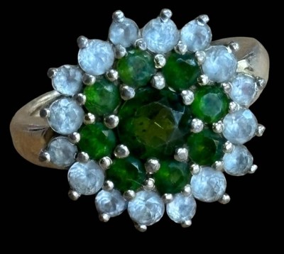 Auktion 366<br>Silber-925- Ring, vergoldet, mittig Chromdiopside, aussen umringt von klaren Steinen, RG 60, 5,6 gr [1]