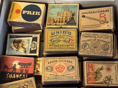 Auktion 366<br>kl. Karton voller Zündholzschachteln aus aller Welt, 30-50-er Jahren. ca. 50 bis 60 Stück [1]